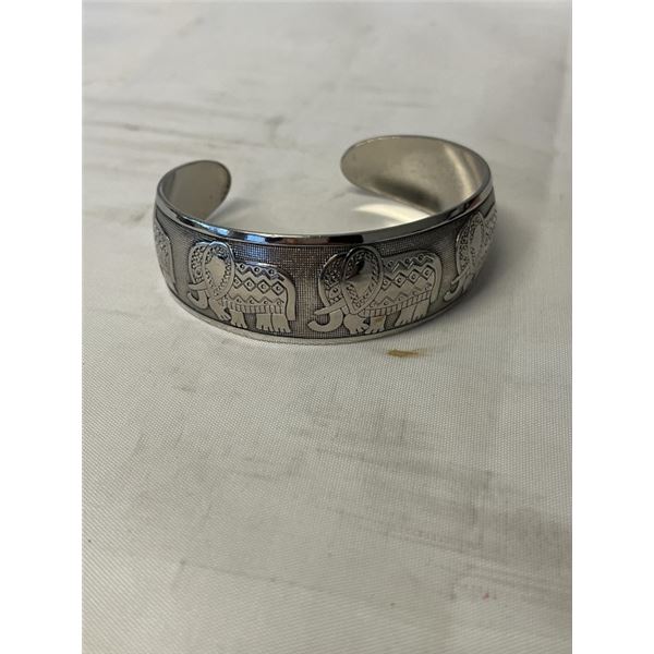 LOW SILVER ELEPHANT DESIGN OPEN CUFF BANGLE
