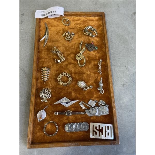 VINTAGE TRAY OF BROOCHES
