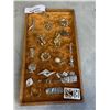 Image 1 : VINTAGE TRAY OF BROOCHES
