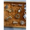 Image 4 : VINTAGE TRAY OF BROOCHES