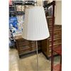 Image 4 : 2 FLOOR LAMPS