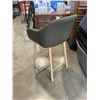 Image 3 : MODERN BAR STOOL