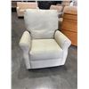 Image 1 : WHITE LEATHER RECLINER