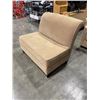Image 2 : DECO REST PLUSH WALNUT OPEN LOVESEAT