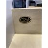 Image 4 : WHITE 6 DRAWER MODERN DRESSER