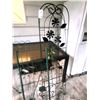 Image 3 : Table & Trellises B