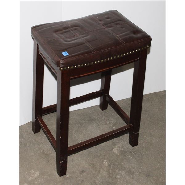 *BAILIFF SEIZURE* NAIL HEAD STYLE FAUX LEATHER STOOL