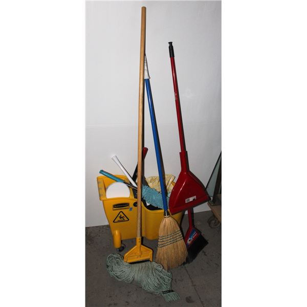 *BAILIFF SEIZURE* LARGE LOT OF CLEANING SUPPLIES
