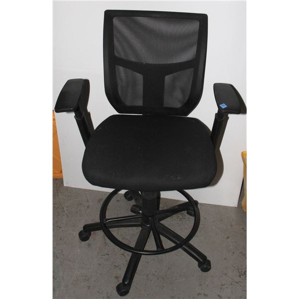 *BAILIFF SEIZURE* OFFICE CHAIR (TALLER THAN