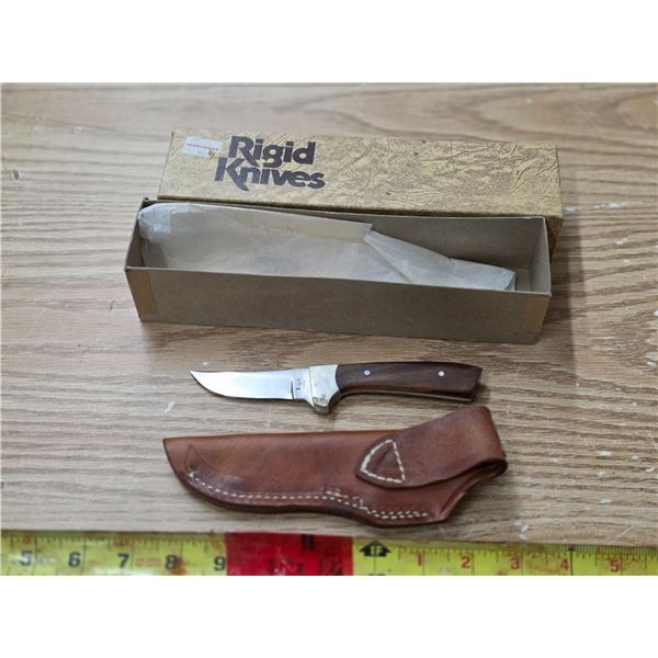 Rigid knife with sheath