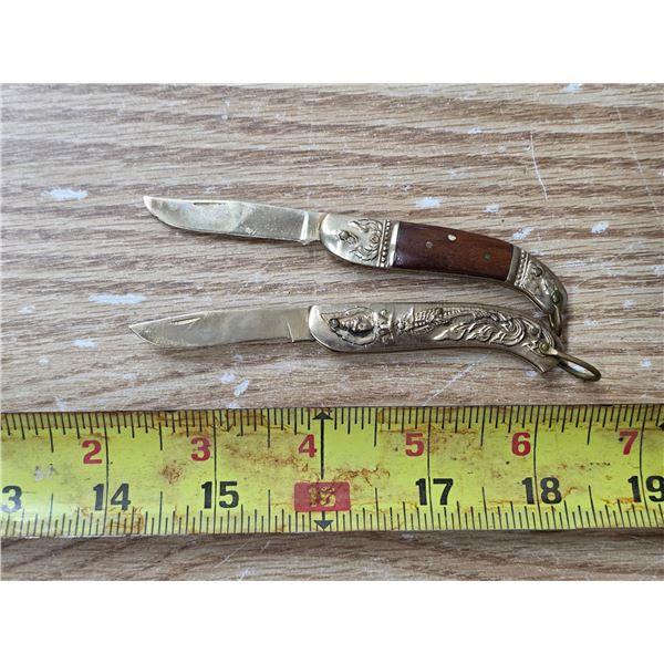 2 small folding knives