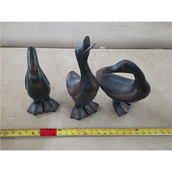 3 duck statues