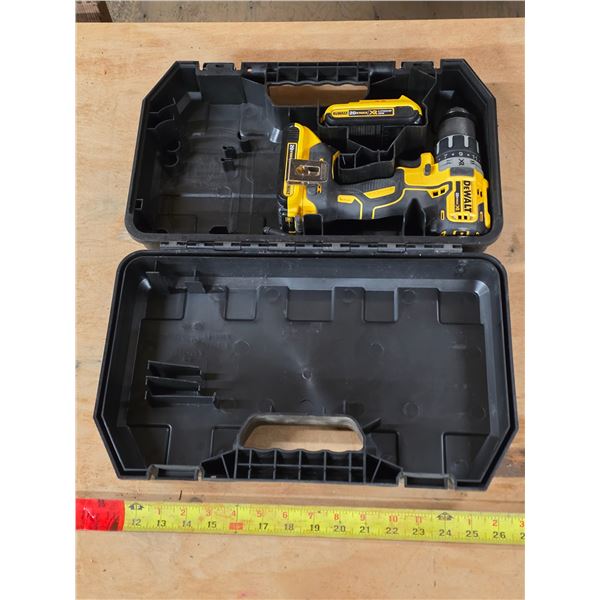 Dewalt drill and 2 batteries- works