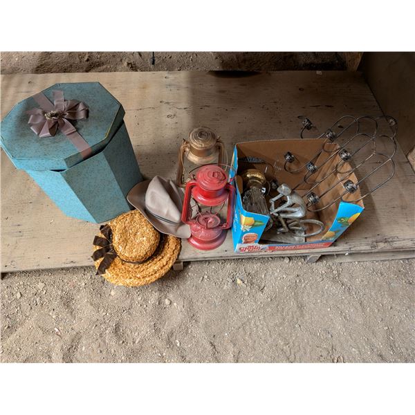 Lot of Miscellaneous Home Items (Hats, décor Lanterns, bags and etc.)