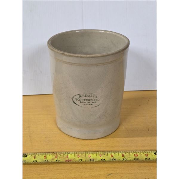 Medalta crock 10"H