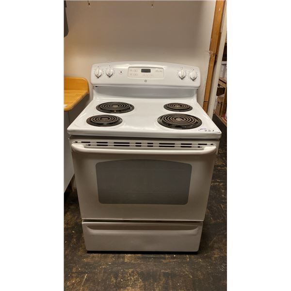 G.E WHITE 4 BURNER ELECTRIC STOVE