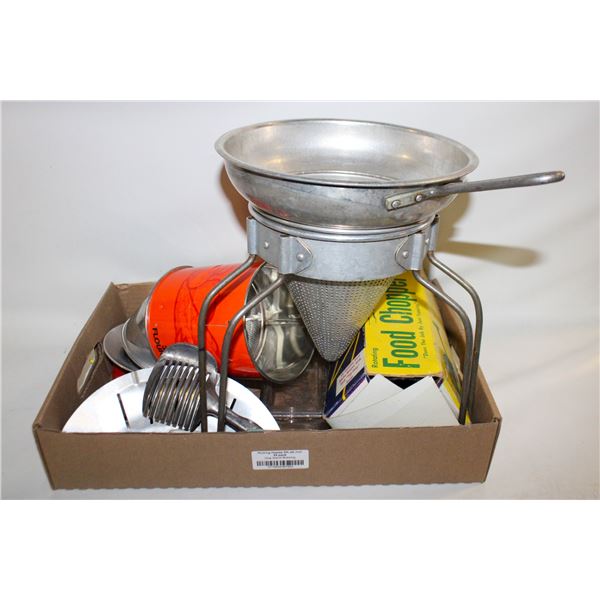 LOT VTG KITCHEN COLLECTABLES ALUMINUM ETC