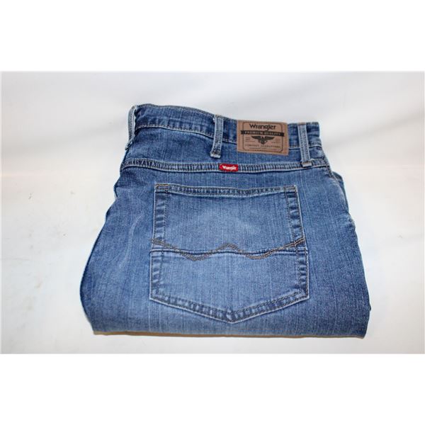 MENS 38X30 WRANGLER BLUE JEANS, RELAXED