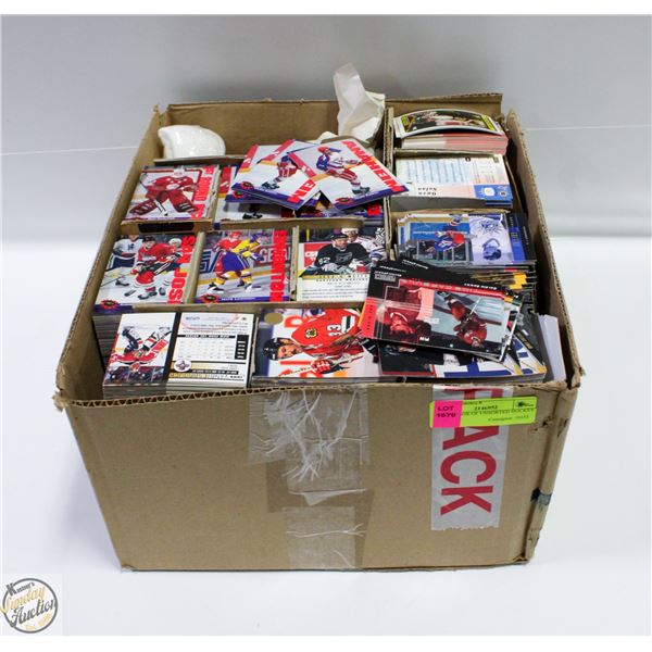 LARGE BOX OF UNSORTED HOCKEY CARDS