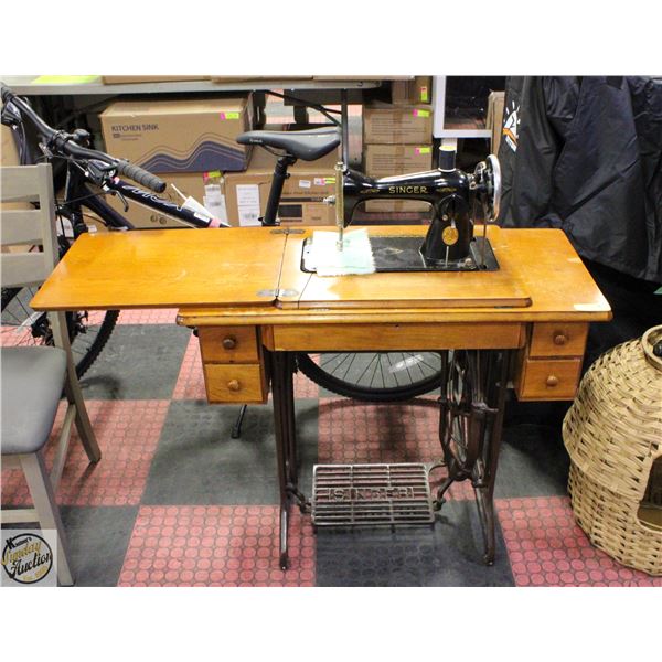 VINTAGE SINGER SEWING MACHINE IN TABLE