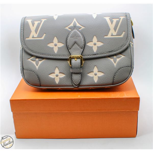 PURSE WITH DUSTBAG AND BOX