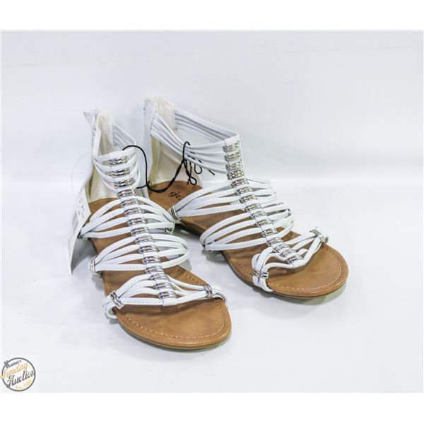 PAIR WOMEN'S UNWORN SANDALS SIZE 8