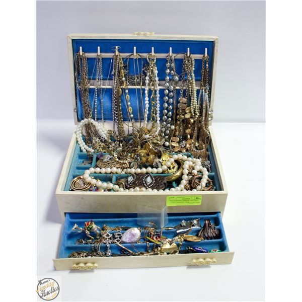 ESTATE VINTAGE JEWELRY BOX WITH VARIOUS CONTENTS