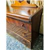 Image 3 : Retro Three-Drawer Dresser