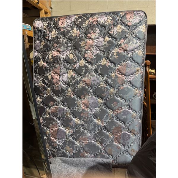 Queen mattress and boxspring