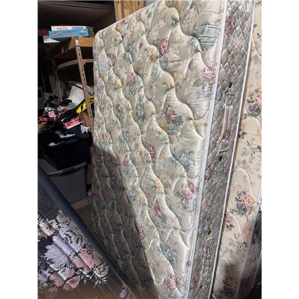 Double mattress in boxspring