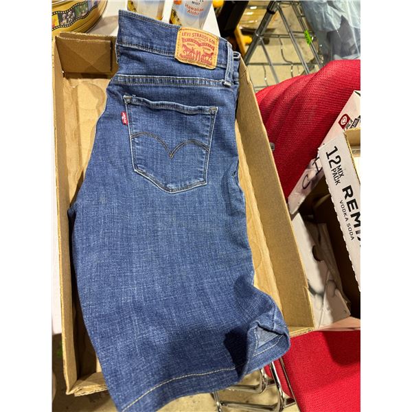 Levi's size 28 shorts