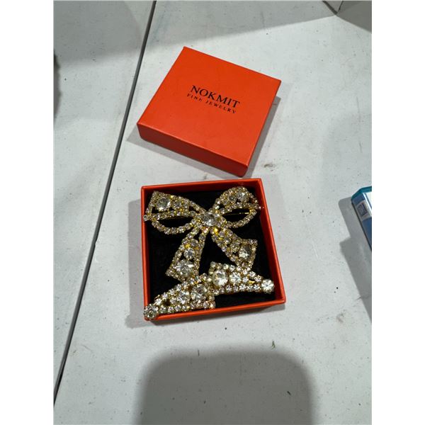 Brooche and earrings