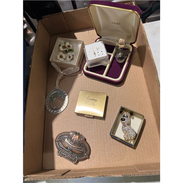 Miscellaneous collectibles, earring, caddy, and other items