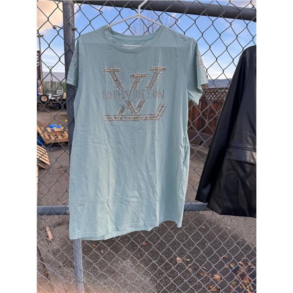 Louis Vuitton T-shirt size not shown authenticity up to buyer to verify before