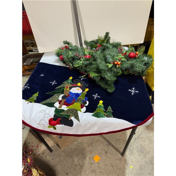 Tree skirt and green