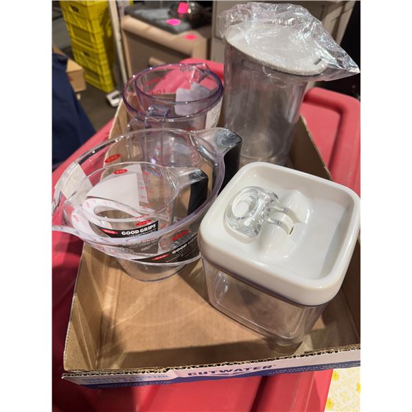 Measuring cups and sealing container