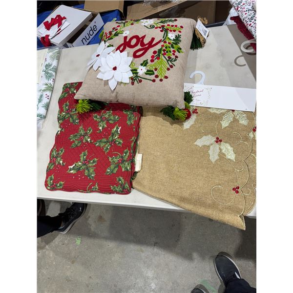 Joy pillow, placemats and table topper 36" x 36 in.²