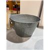 Image 1 : Metal bucket