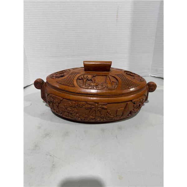 Curved lid container for Madagascar