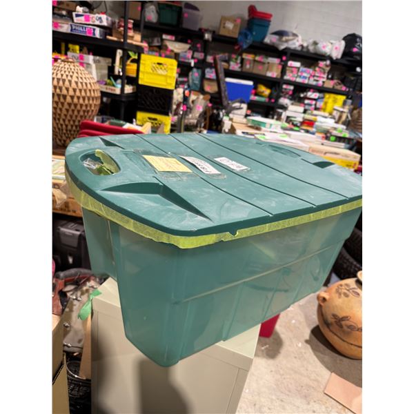 Rubbermaid bin with lid