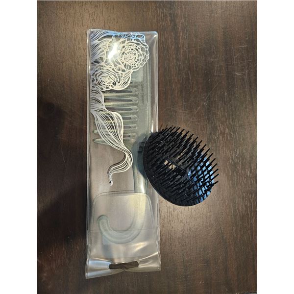 Comb and scalp scrubber