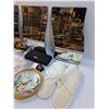 Image 2 : Lot: Mirrors, Slippers, Book, Paper, Peace Doves Decor Plate, Purse, Misc
