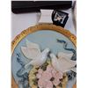 Image 4 : Lot: Mirrors, Slippers, Book, Paper, Peace Doves Decor Plate, Purse, Misc