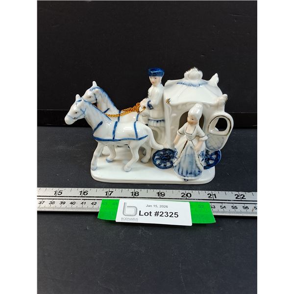 Blue & White Pattern Carriage Figurine - 4" x 6"