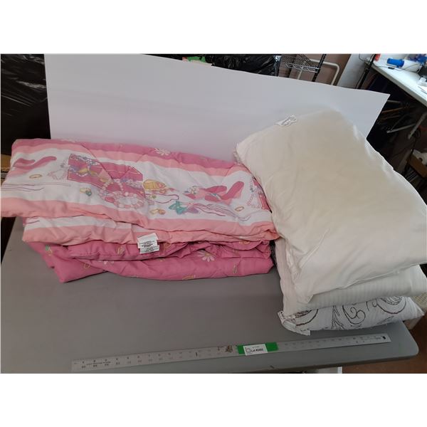 Girls' Twin Blanket & (3) Pillows - PICK UP ONLY