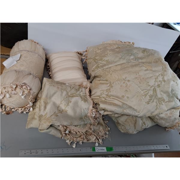 Double Bedding Set- Blanket, Throw Pillows, Pillowcases - PICK UP