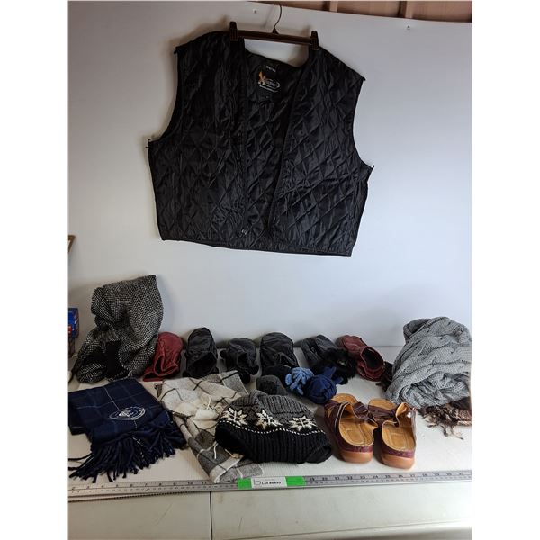 (6) Pairs Of Mittens, (6) Scarfs, (4) Mini Mitts Pair, Women's Sandals (approx size 7)