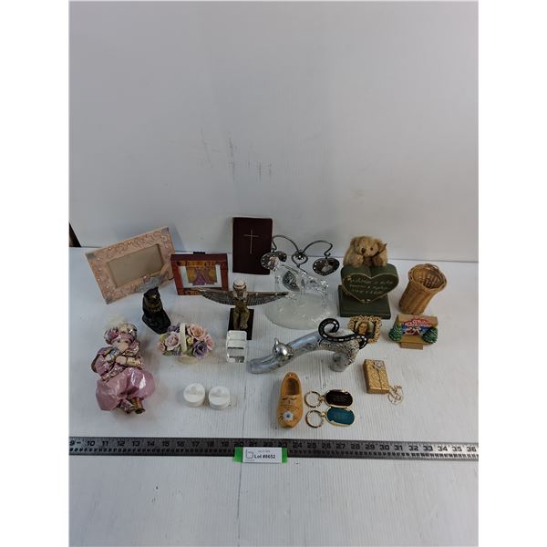Assorted Table Decor/Ornaments, Keychains