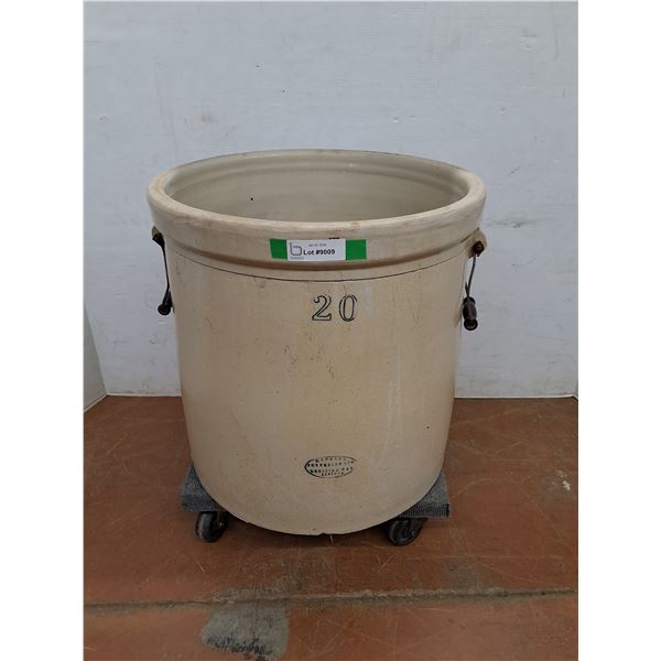 * Medalta #20 Crock - 19" x 19" - CANNOT SHIP