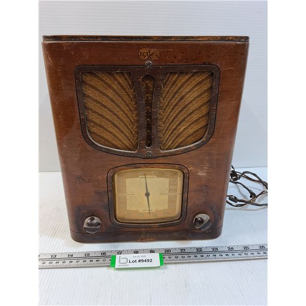 RCA Victor Vintage Radio - As Is - 10" x 7" x 12"